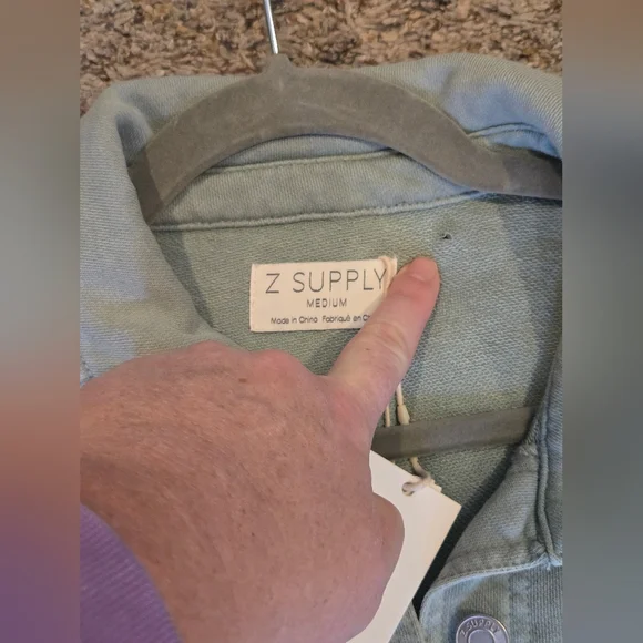 Z Supply All Day Knit Denim Jacket Size MEDIUM- (Tiny Hole Near Neck) - Picture 4 of 13